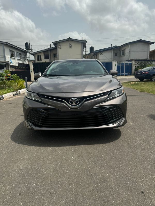 Thumbnail 2 of 2018 Toyota Camry LE